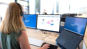 Pflegeberaterin telefoniert mit Headset.