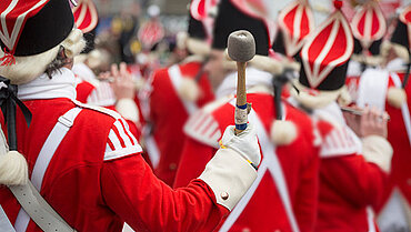 Eine Karnevalskapelle zieht im Rosenmontagszug durch die Kölner Innenstadt.