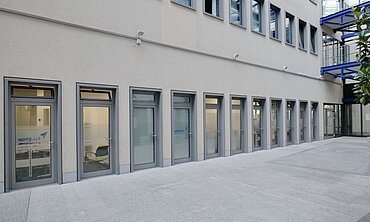 Innenhof eines mehrstöckigen Bürogebäudes.