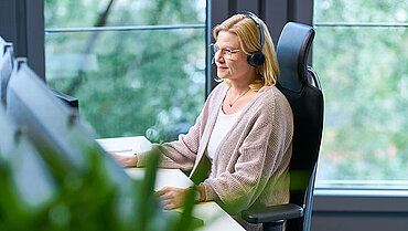 Eine compass-Pflegeberaterin telefoniert mit einem*einer Klient*in